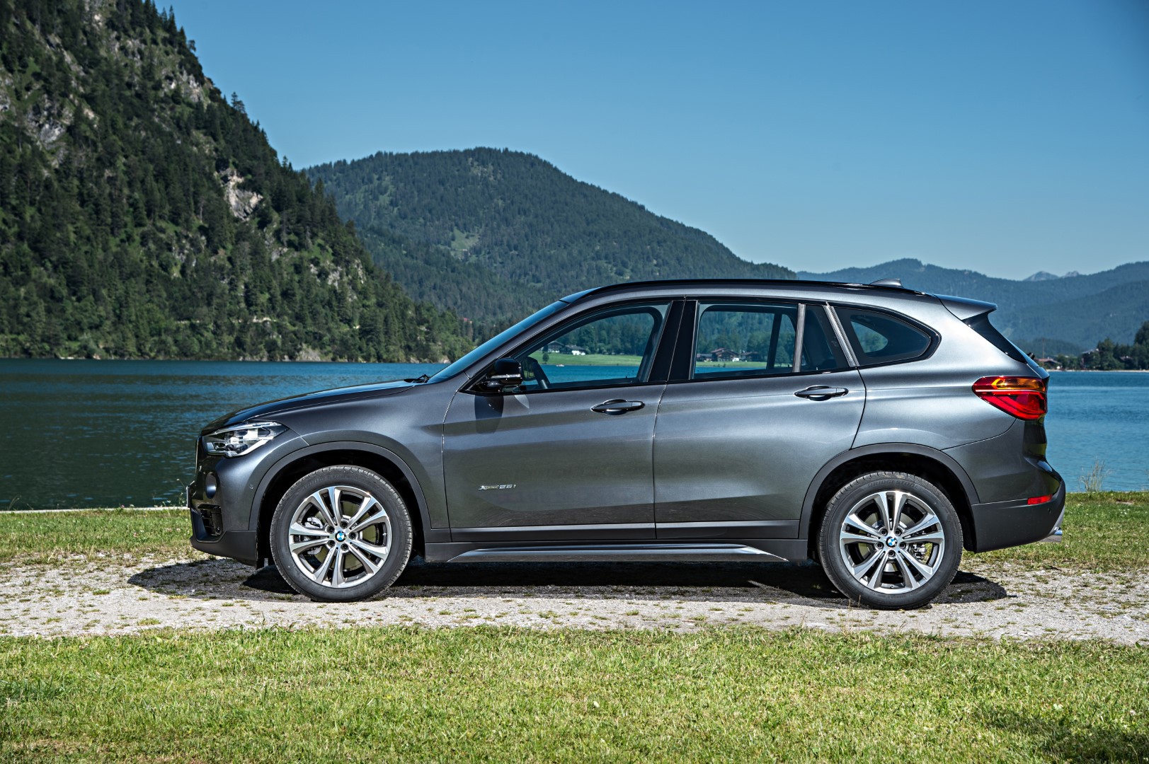 1554707771P90190753-highRes-the-new-bmw-x1-on-lo.jpg